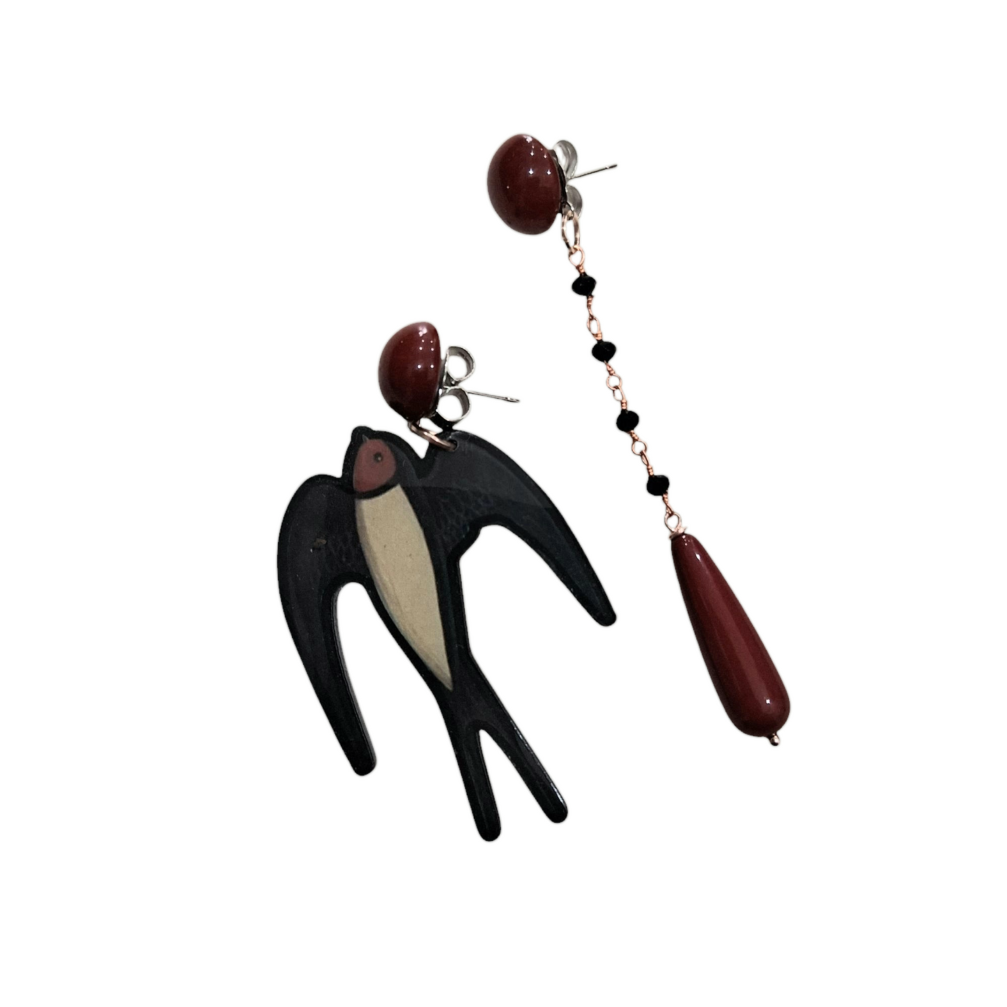 Boucles d’Oreilles Asymétriques avec Hirondelle Stylisée et Goutte Bordeaux