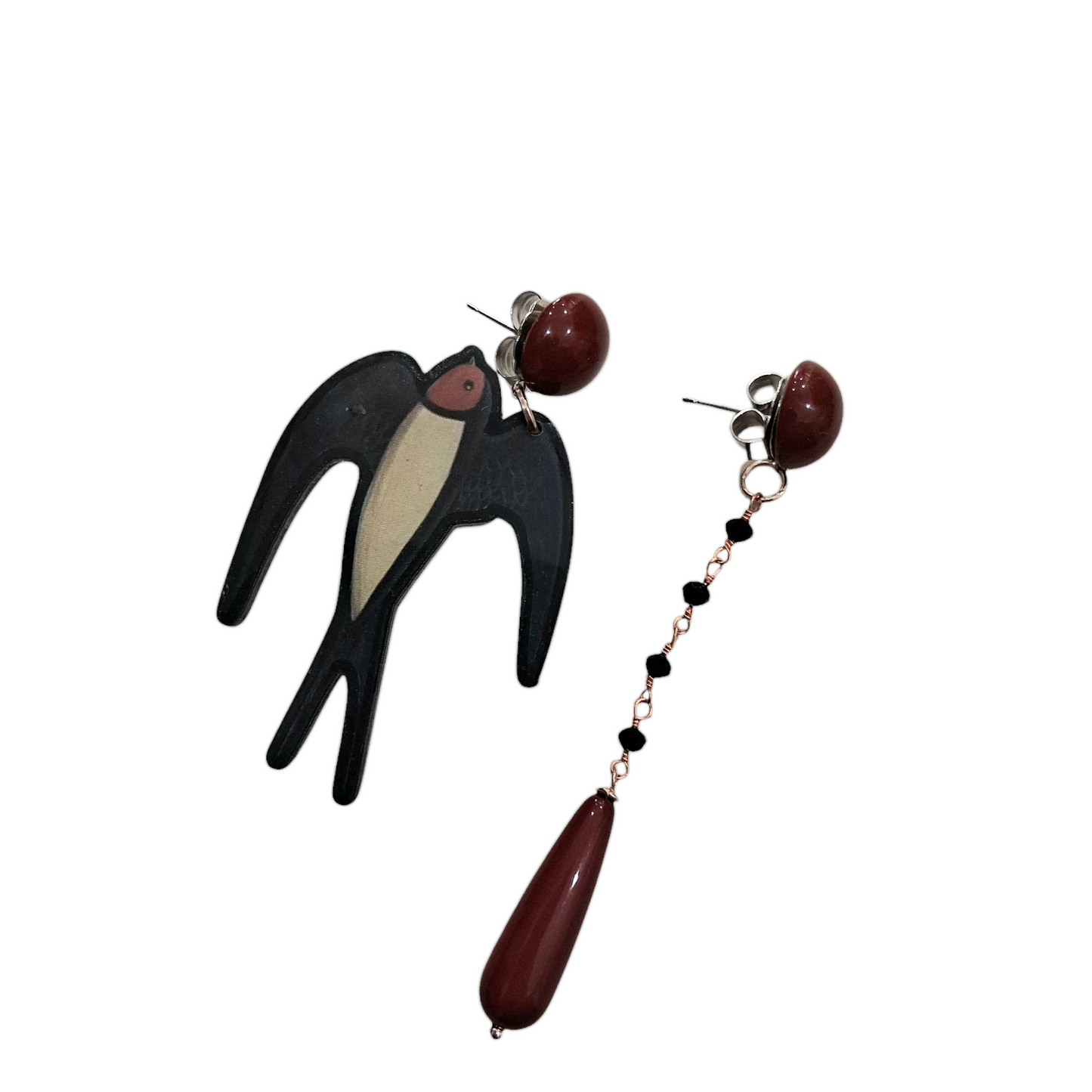 Boucles d’Oreilles Asymétriques avec Hirondelle Stylisée et Goutte Bordeaux