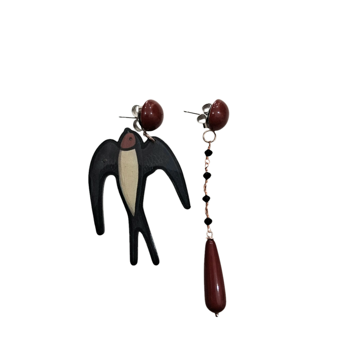Boucles d’Oreilles Asymétriques avec Hirondelle Stylisée et Goutte Bordeaux