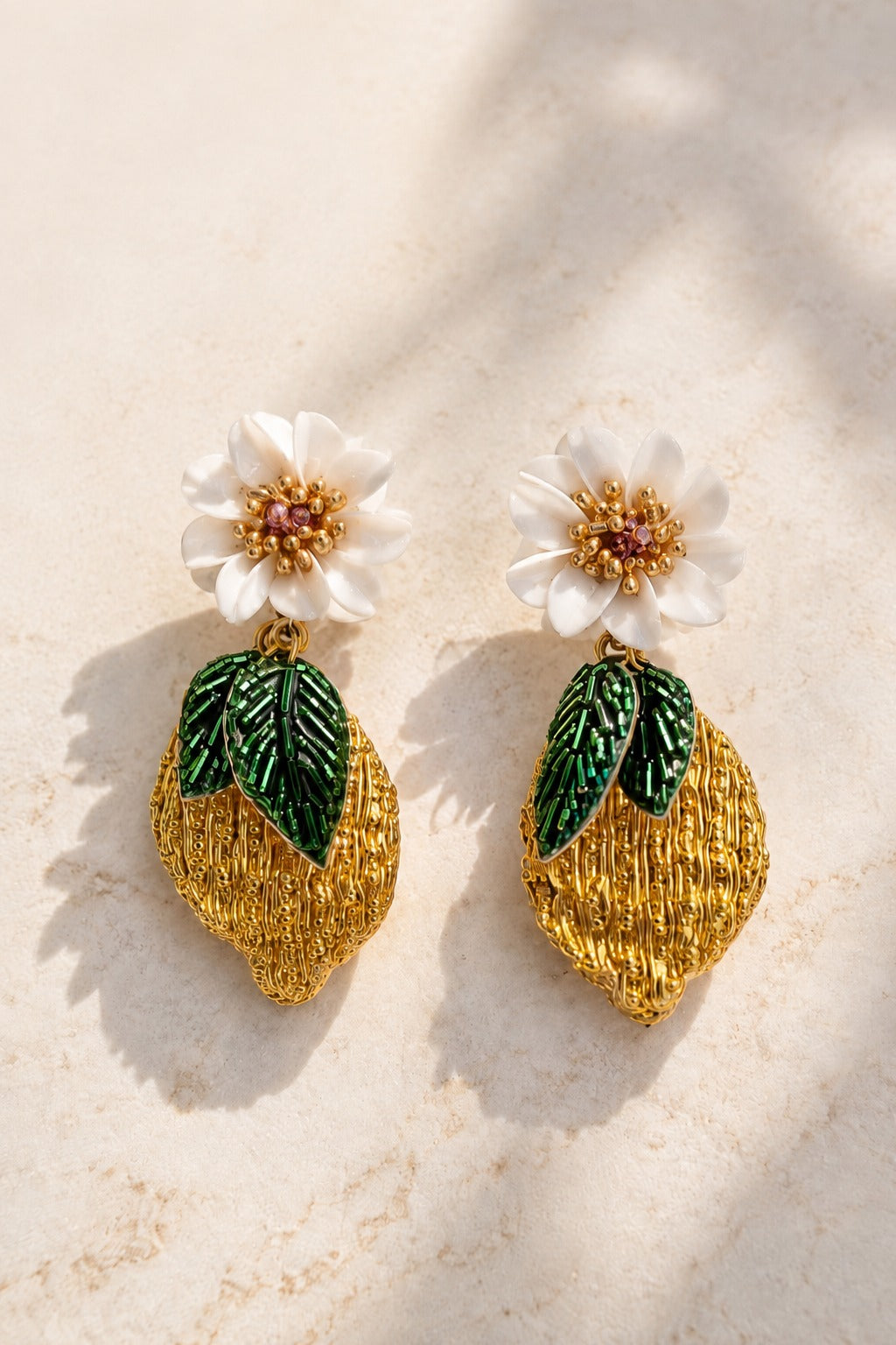 Boucles d’oreilles pendantes Citron et Fleur brodées à la main
