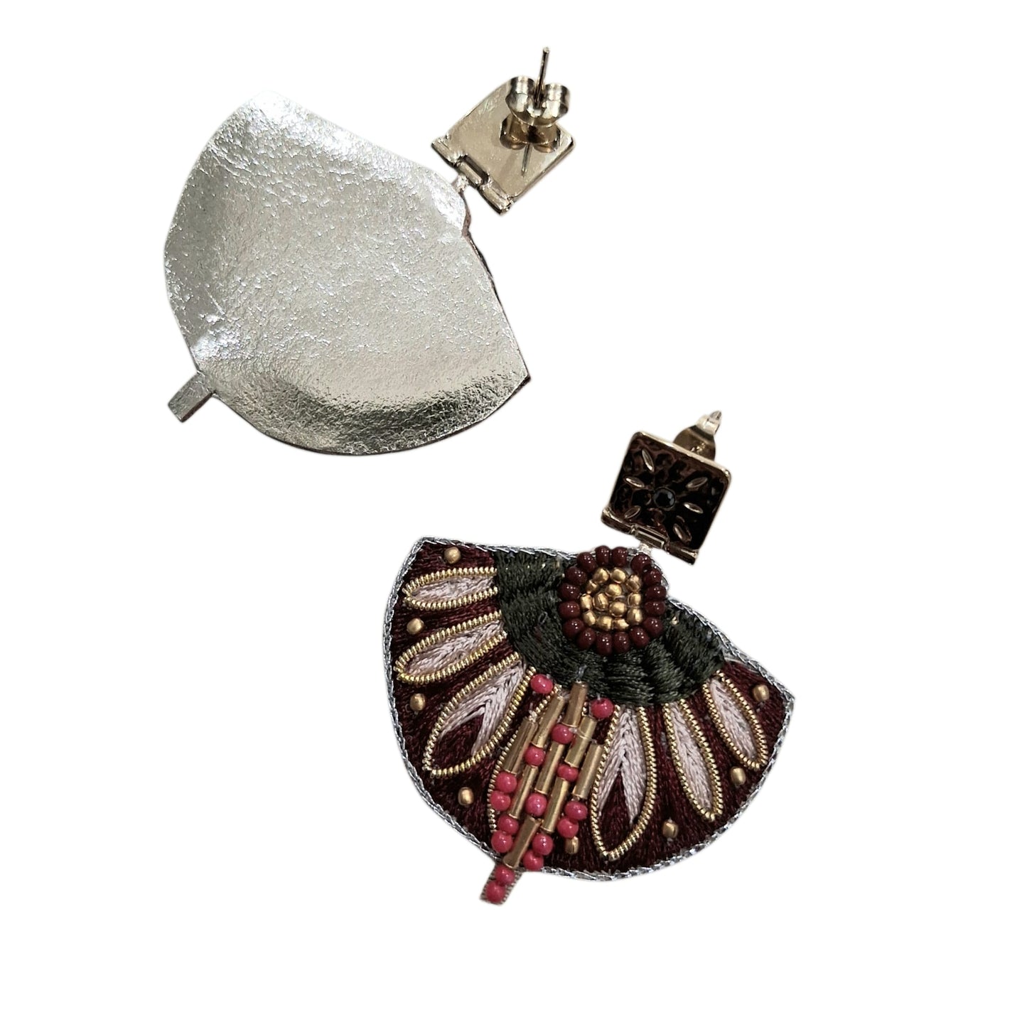 Boucles d’Oreilles bordeaux éventail en fil de soie et perles