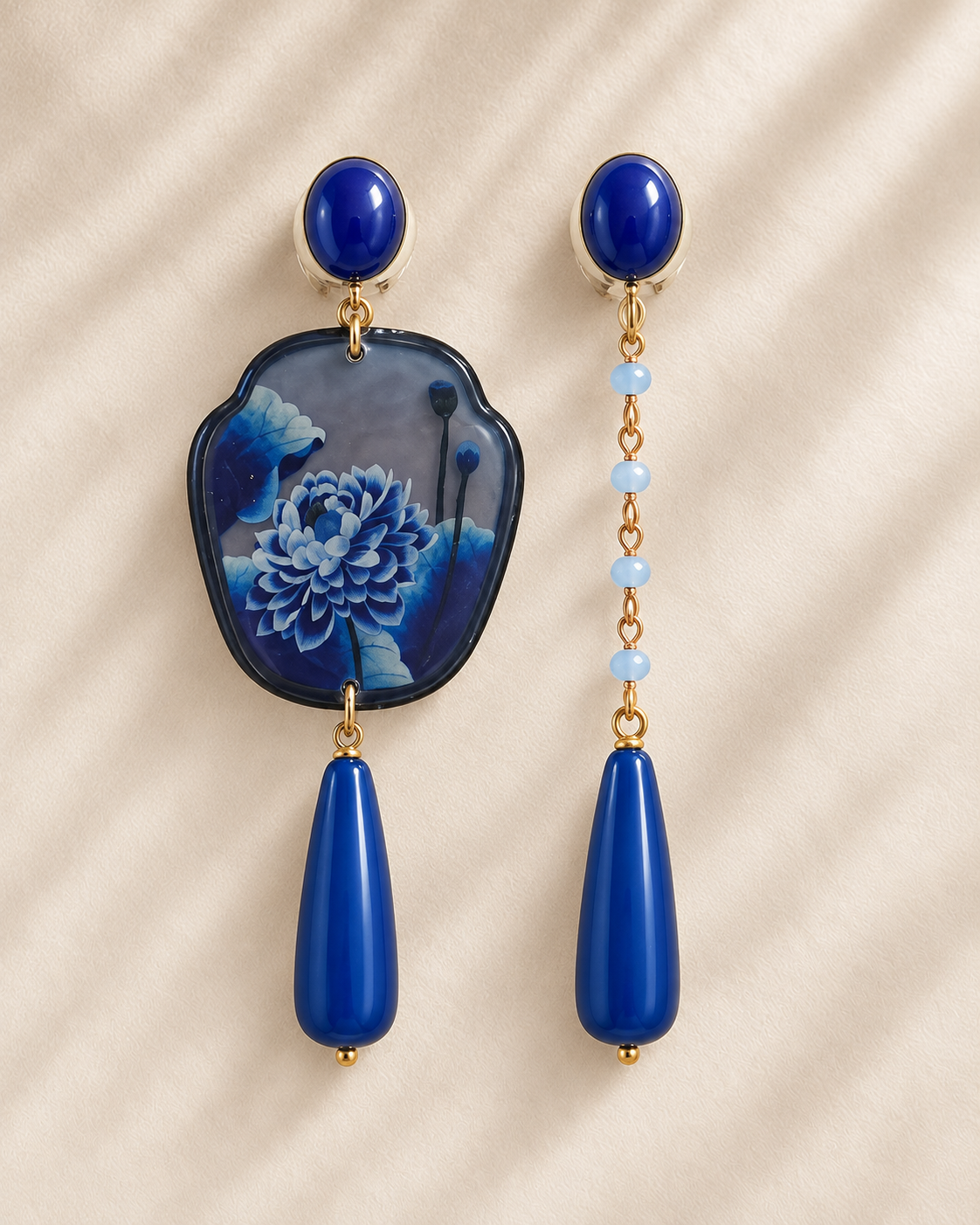 Boucles d’oreilles fleur bleue en plexiglas et cristaux