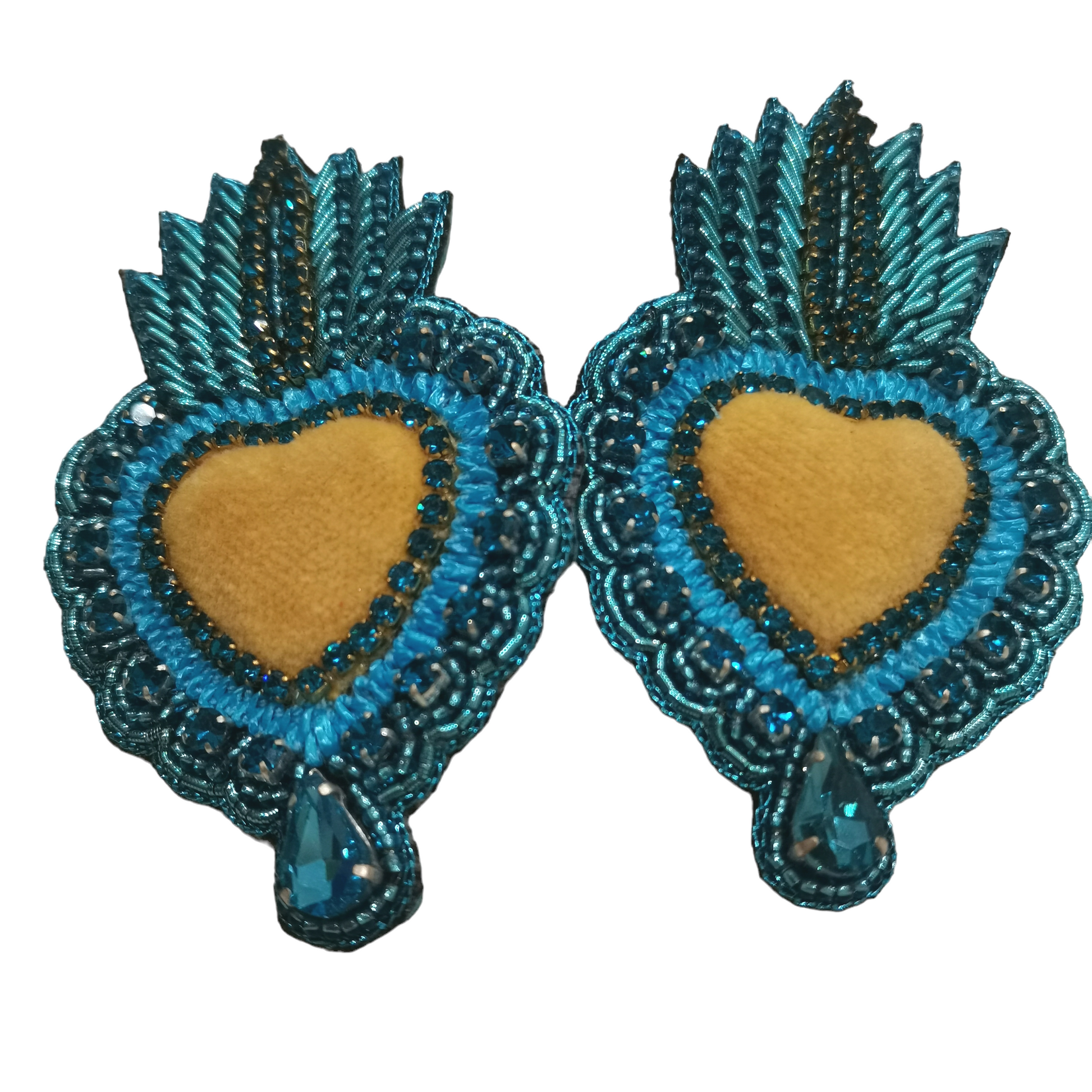 Boucles d'Oreilles Cœur Sacré Brodées à la Main avec Velours et Pierres - Cose di Bottega