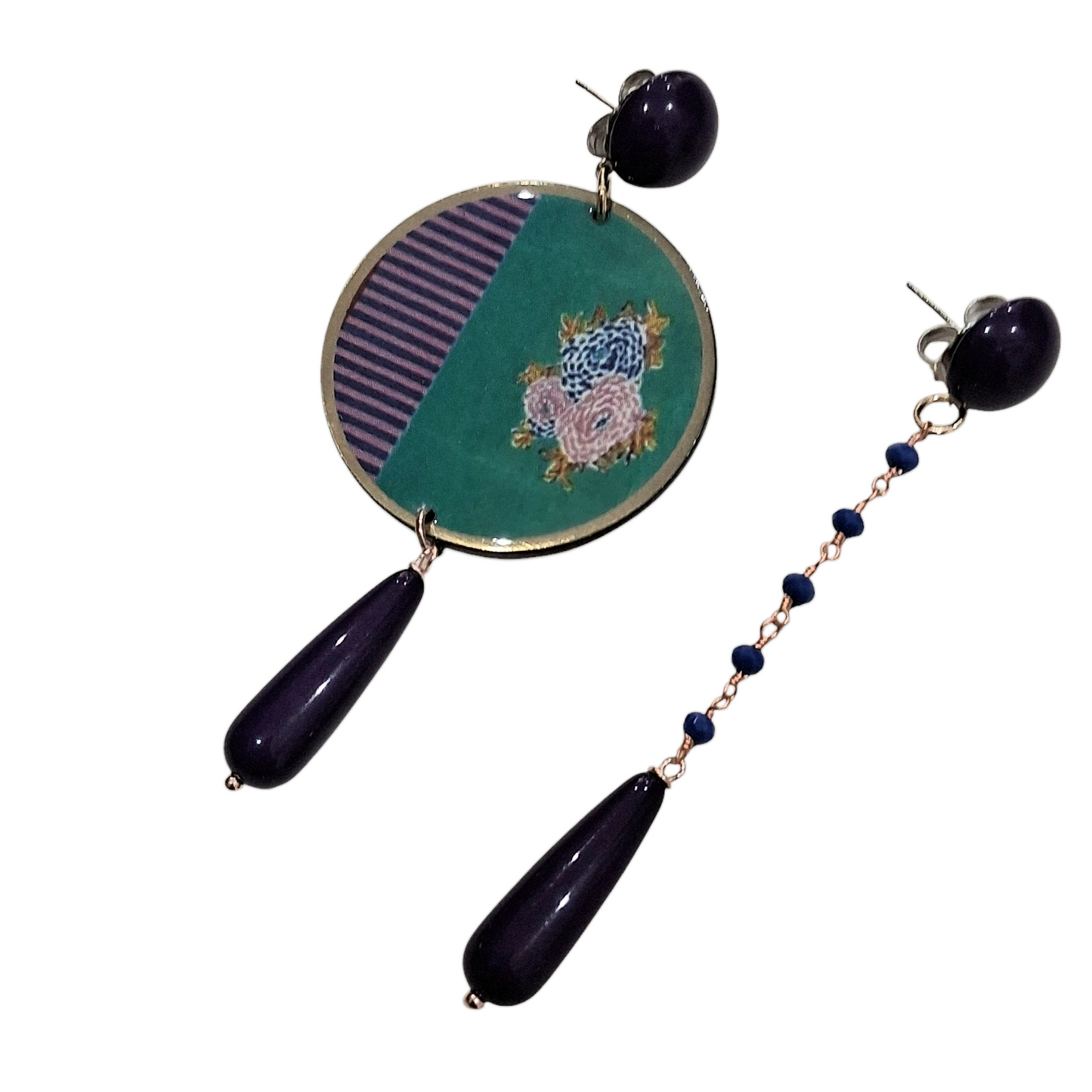 Boucles d’Oreilles Asymétriques avec Motif Floral sur Vert et Gouttes Violettes