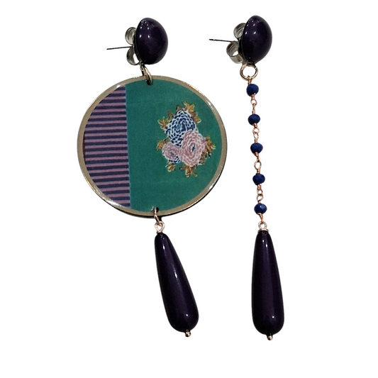 Boucles d’Oreilles Asymétriques avec Motif Floral sur Vert et Gouttes Violettes