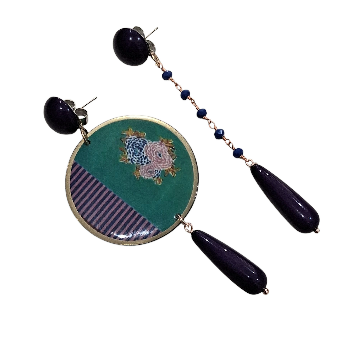 Boucles d’Oreilles Asymétriques avec Motif Floral sur Vert et Gouttes Violettes
