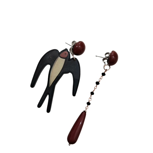 Boucles d’Oreilles Asymétriques avec Hirondelle Stylisée et Goutte Bordeaux