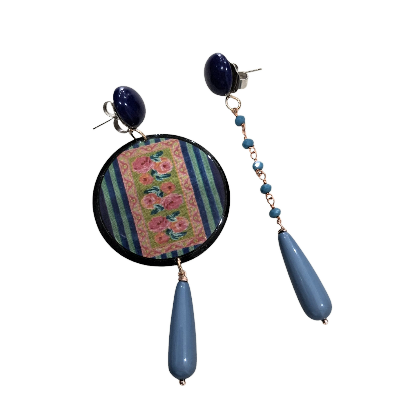 Boucles d’Oreilles Asymétriques en Résine avec Détails Floraux