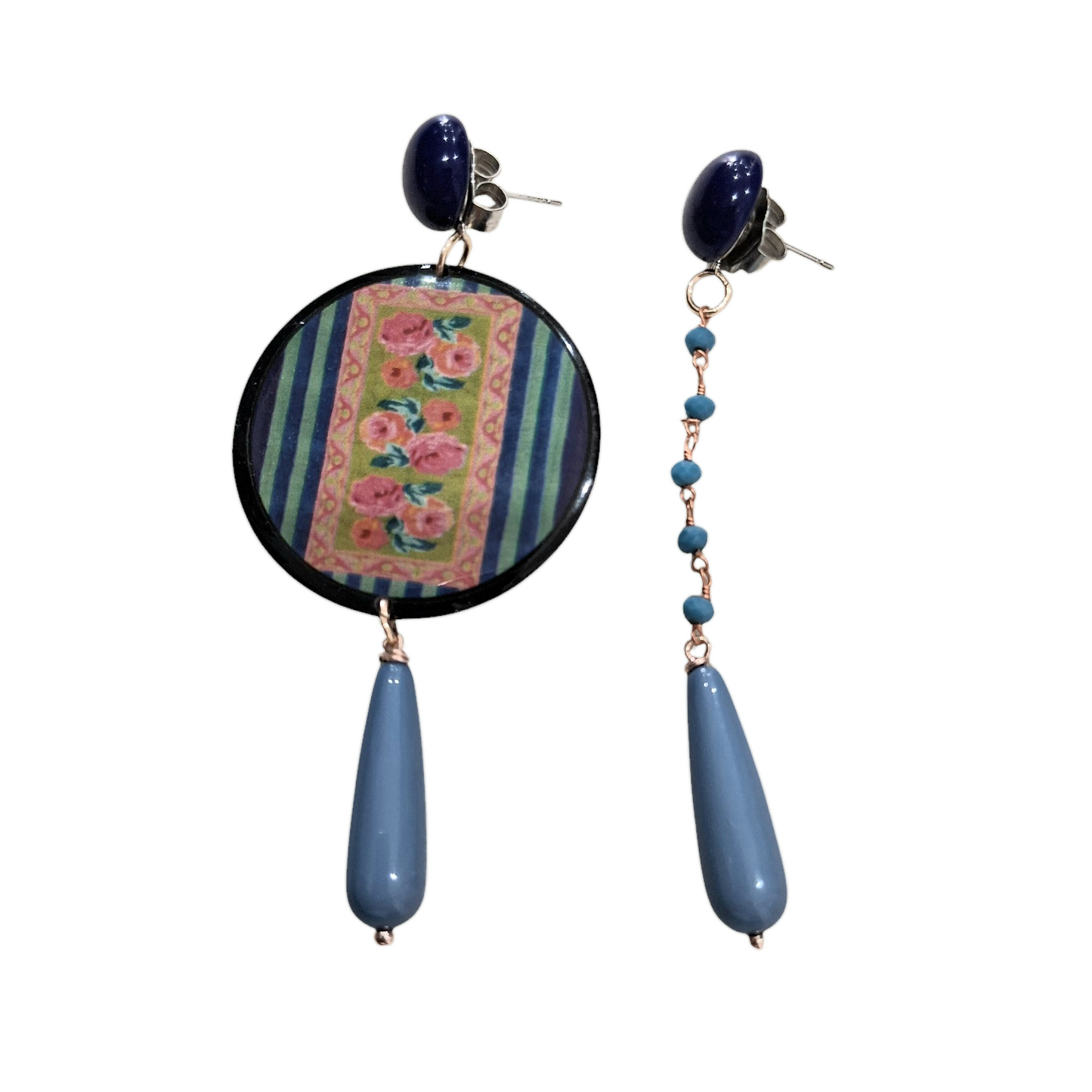 Boucles d’Oreilles Asymétriques en Résine avec Détails Floraux