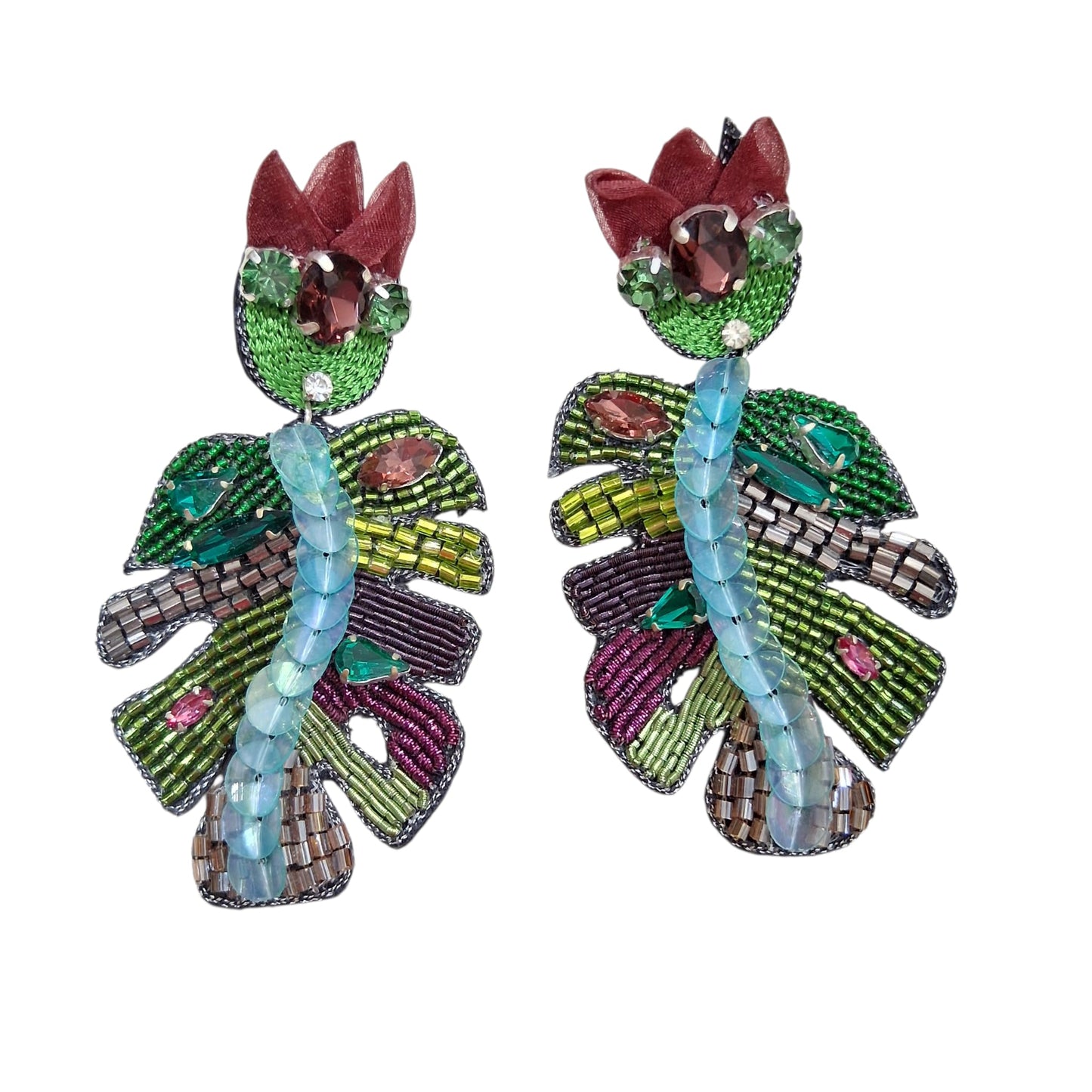 Boucles d’oreilles florales brodées avec feuilles