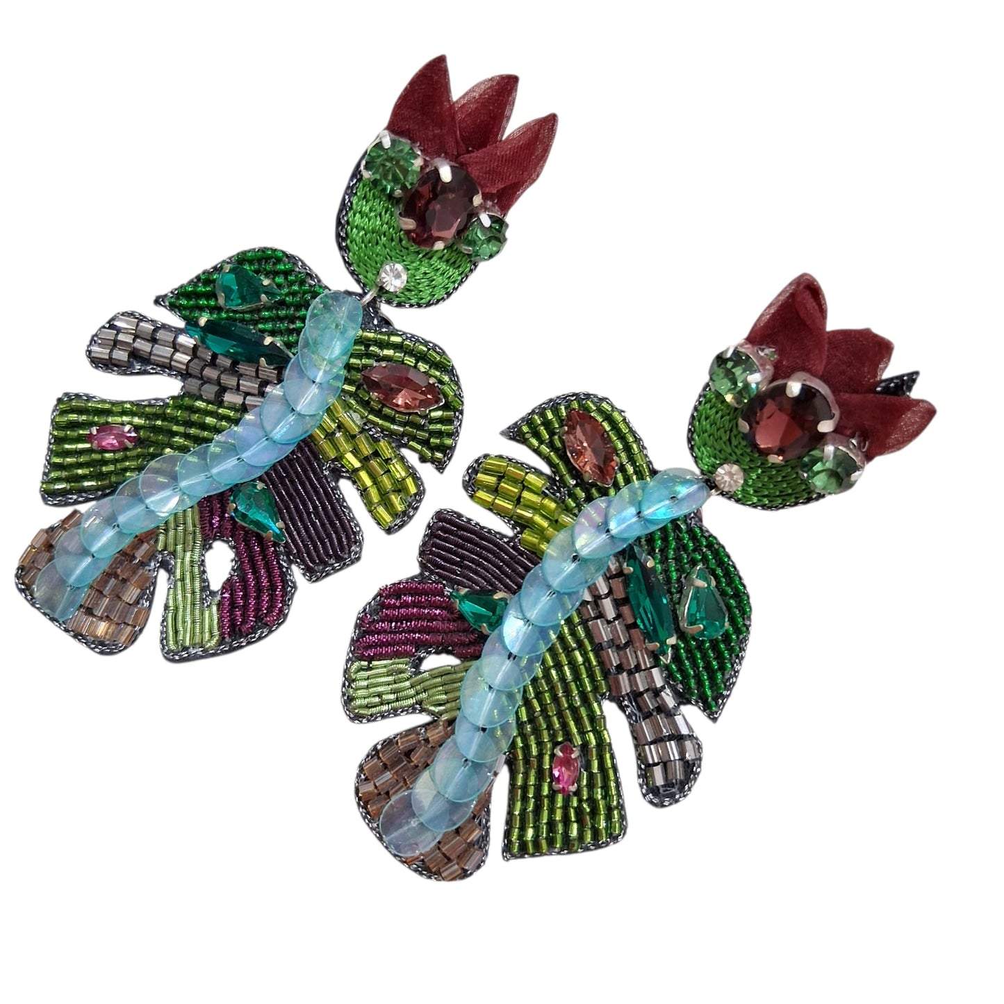 Boucles d’oreilles florales brodées avec feuilles