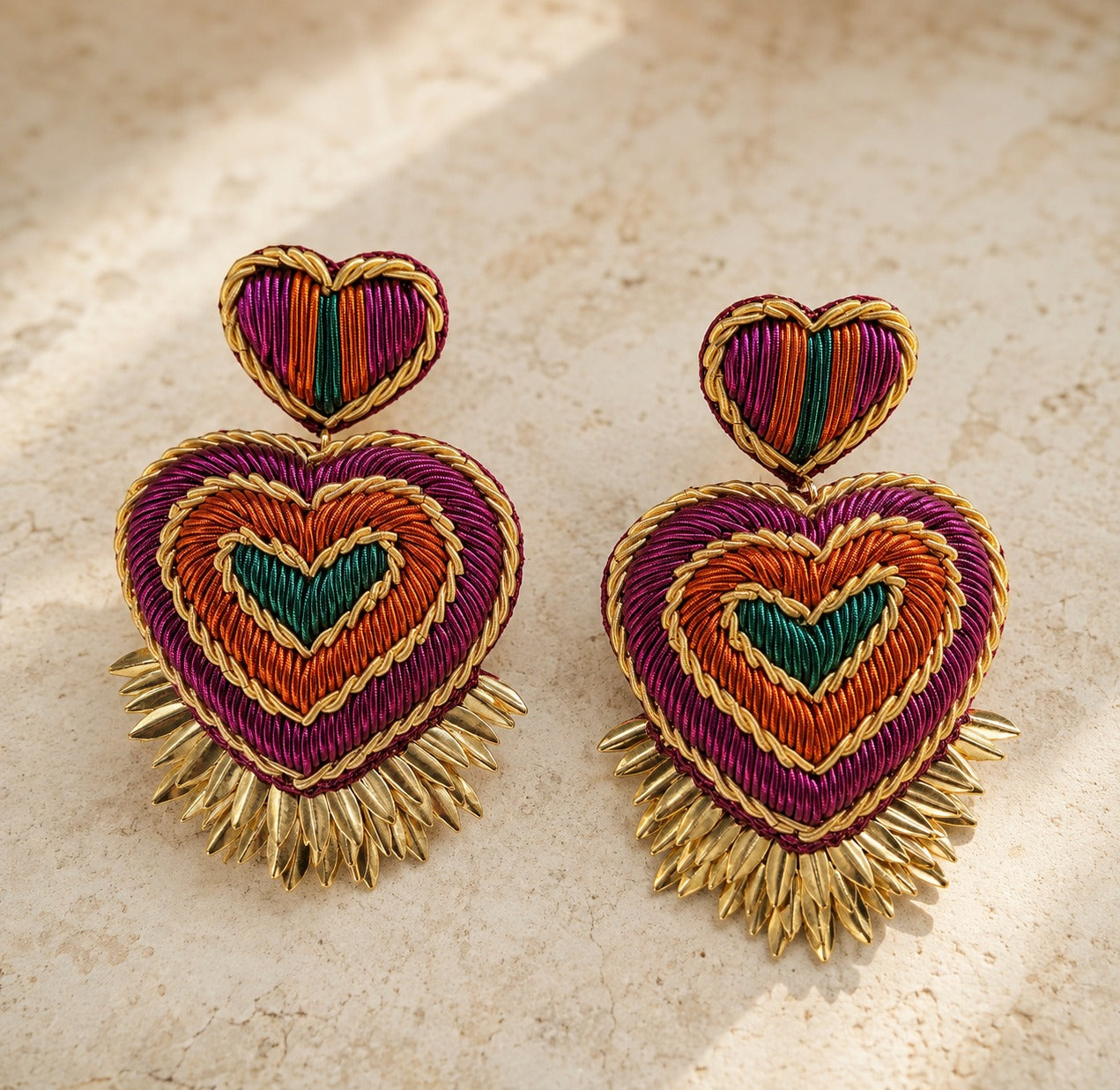 Boucles d’oreilles pendantes Cœur brodées à la main