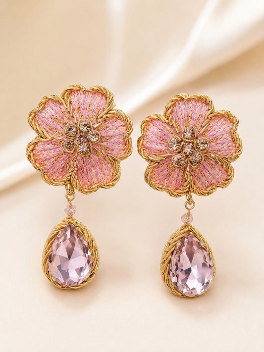 Boucles d’Oreilles Fleur Rose Brodées à la Main avec Cristaux