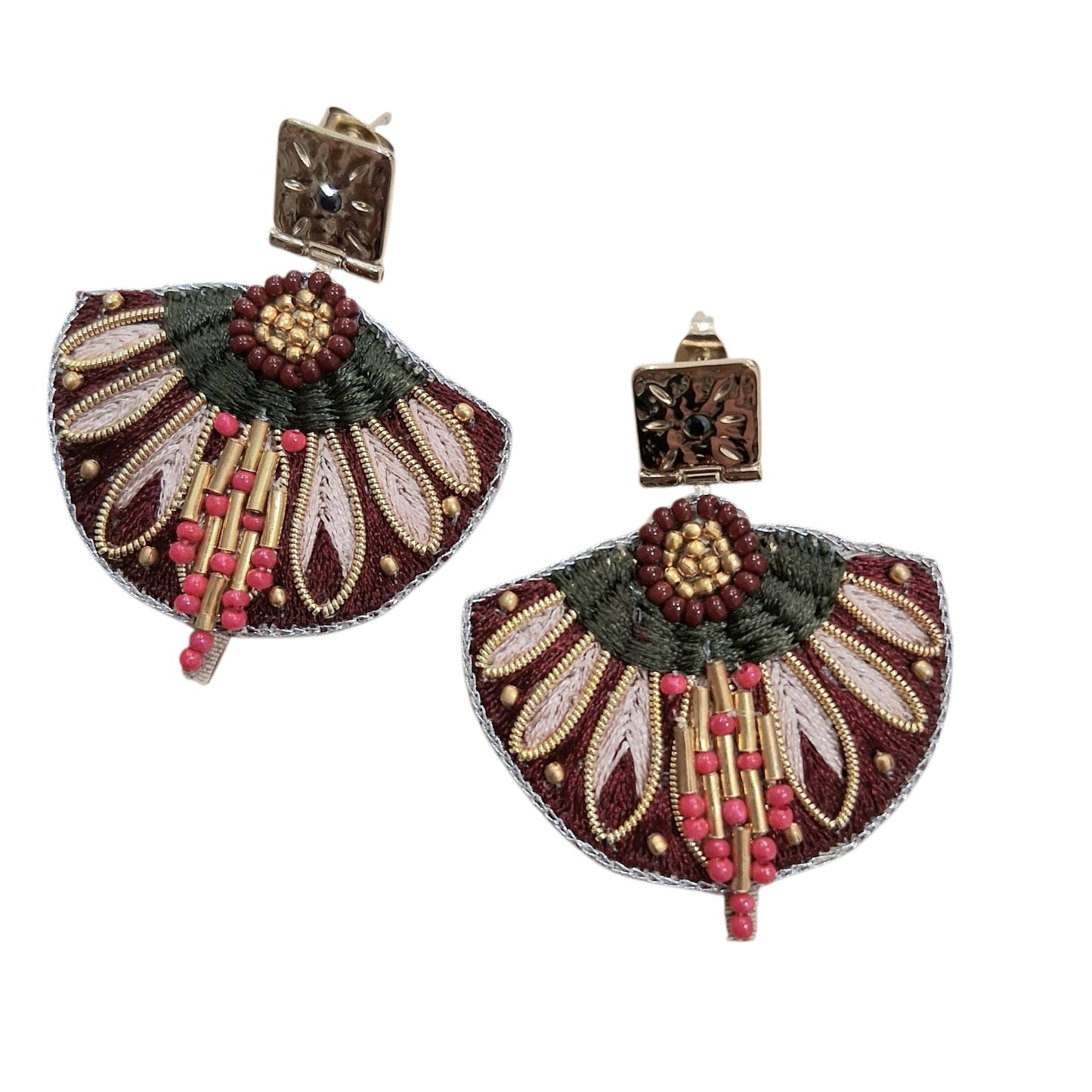 Boucles d’Oreilles bordeaux éventail en fil de soie et perles